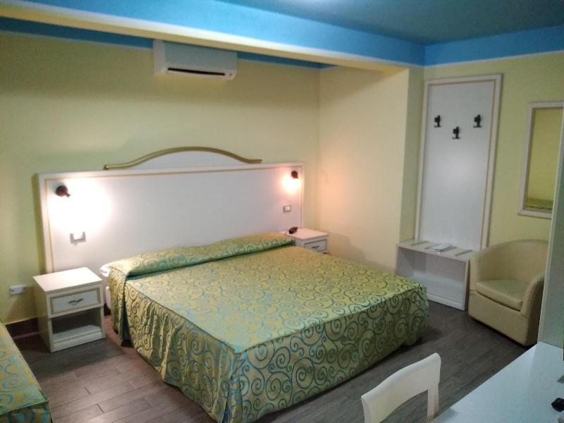 Hotel Villa Aurora ลาตินา ภายนอก รูปภาพ
