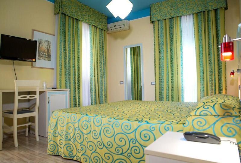Hotel Villa Aurora ลาตินา ภายนอก รูปภาพ