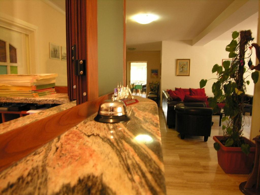 Hotel Villa Aurora ลาตินา ภายนอก รูปภาพ