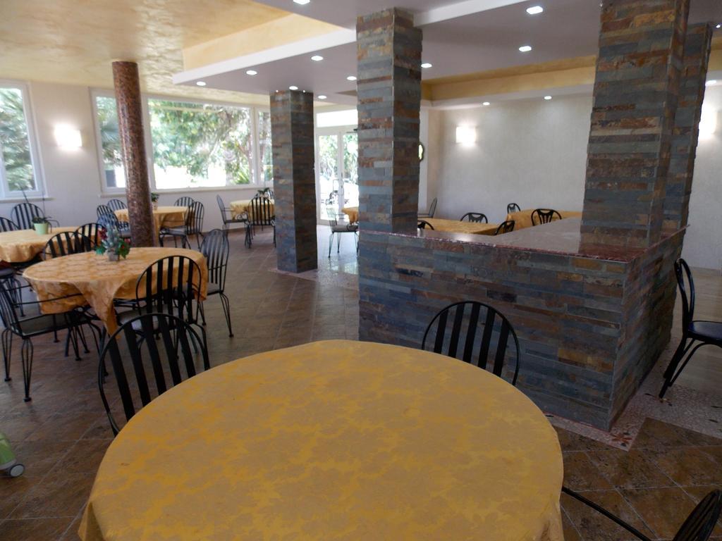 Hotel Villa Aurora ลาตินา ภายนอก รูปภาพ