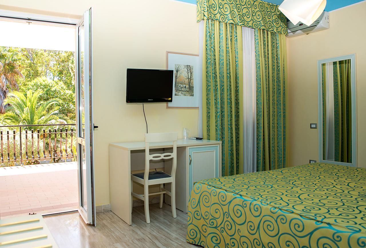 Hotel Villa Aurora ลาตินา ภายนอก รูปภาพ